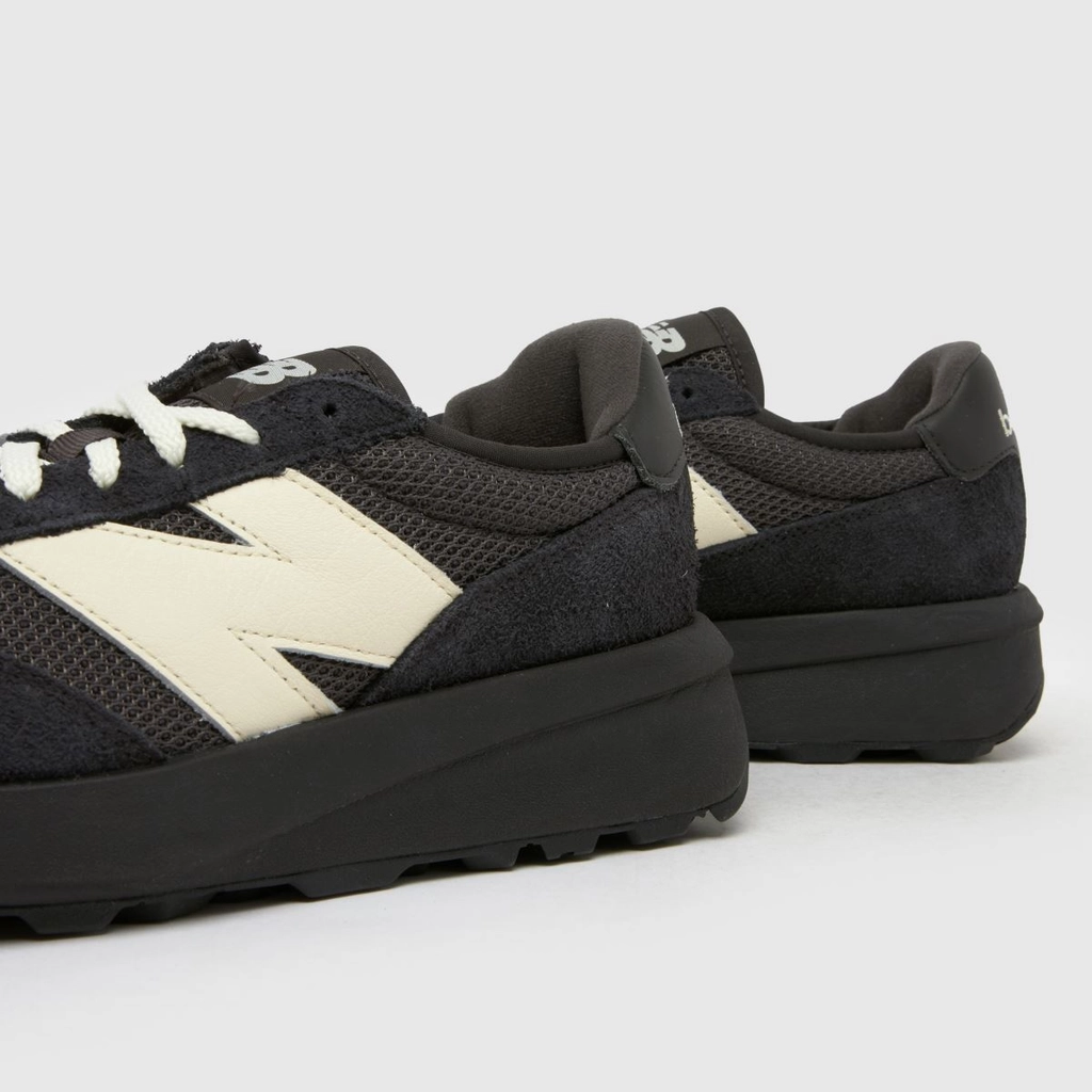 New Balance 370 in Black & White,